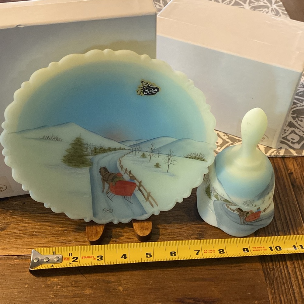 Vintage handpainted 1980 Fenton Uranium custard glass  “Christmas Going Home - Picture 9 of 10